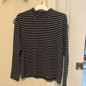 Lightweight knit mock neck top size small